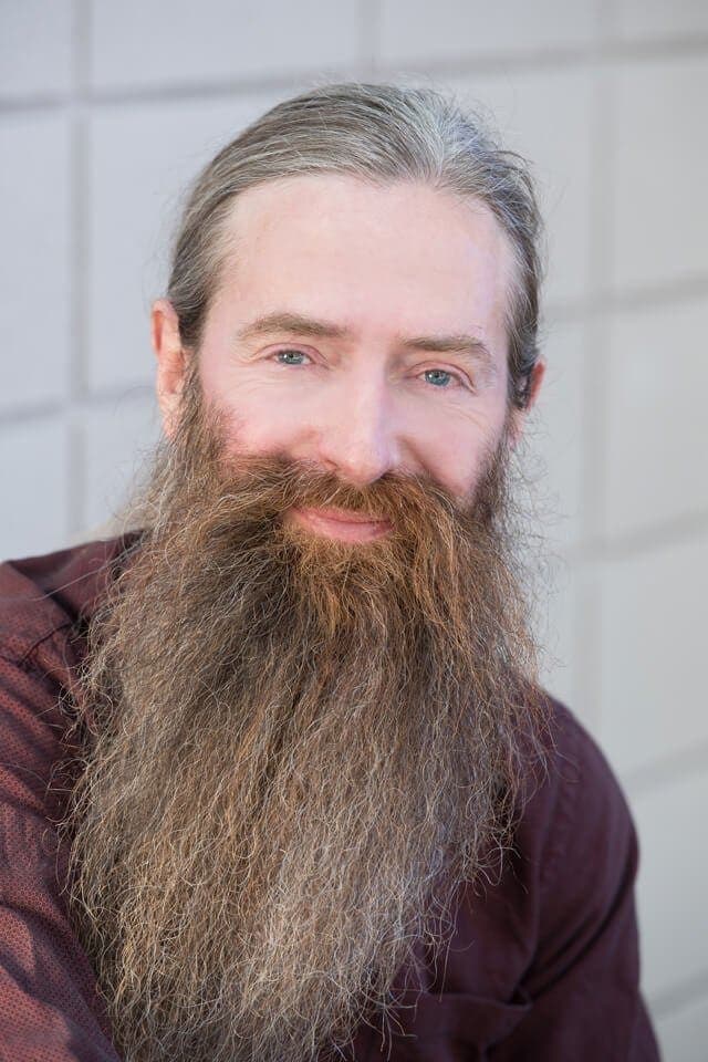 Portrait du Dr. Aubrey de Grey avec sa barbe caractéristique, représentant son approche unique de la science de la longévité