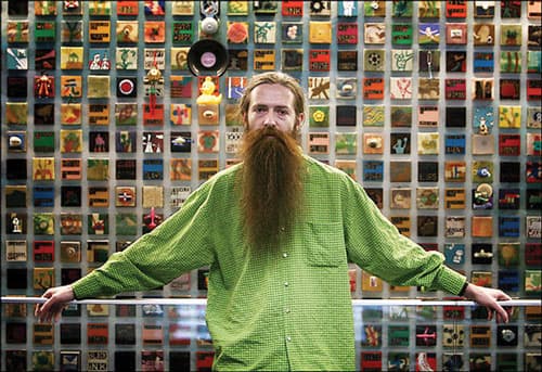 Dr. Aubrey de Grey devant une installation artistique, symbolisant l'intersection entre science, philosophie et longévité humaine